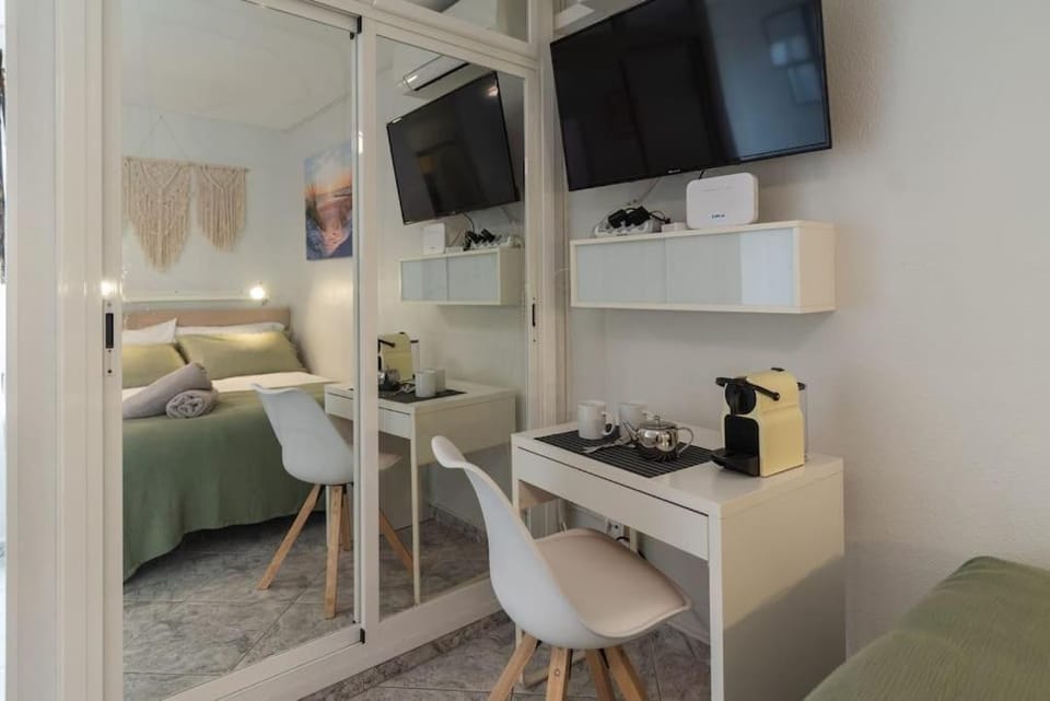 TV and multimedia, Coffee/tea facilities, Photo of the whole room, Seating area, Bedroom