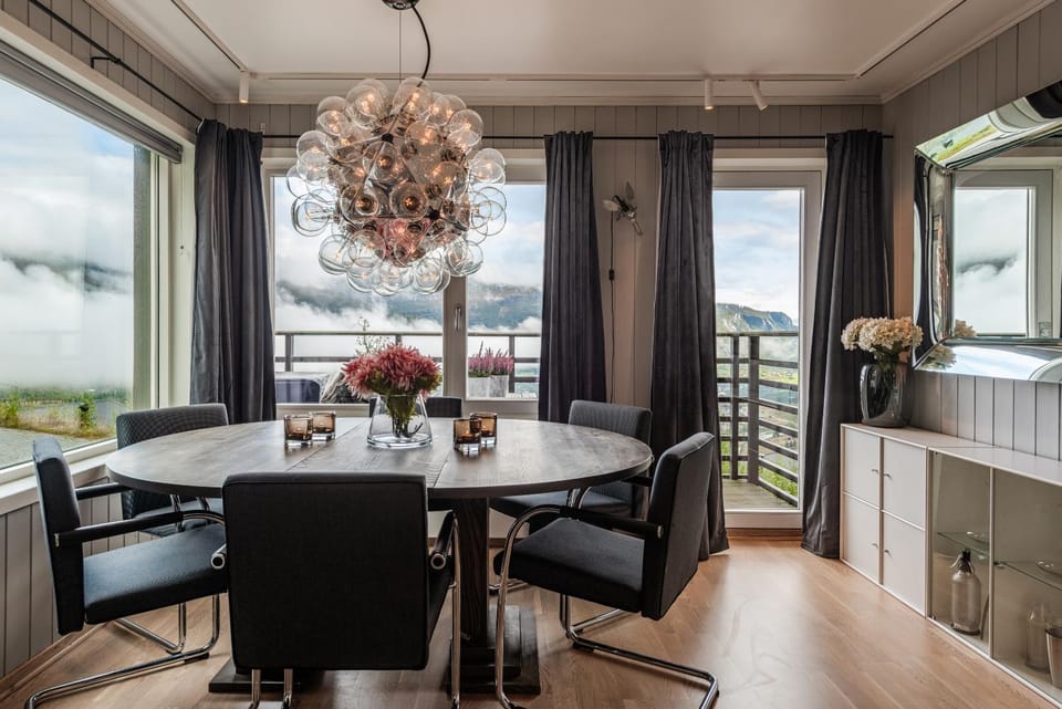 View (from property/room), View (from property/room), Dining area, City view, City view, Landmark view, Landmark view, Mountain view, Mountain view