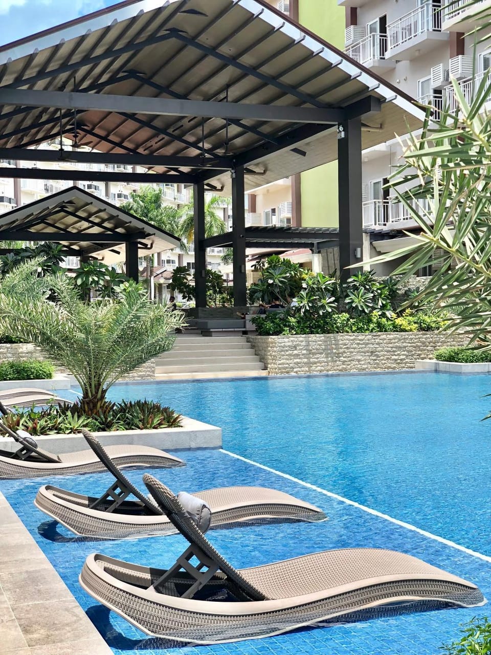 Property building, Day, Pool view, Swimming pool, sunbed