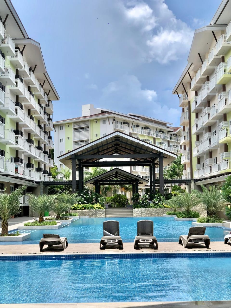 Property building, Day, Pool view, Swimming pool, sunbed