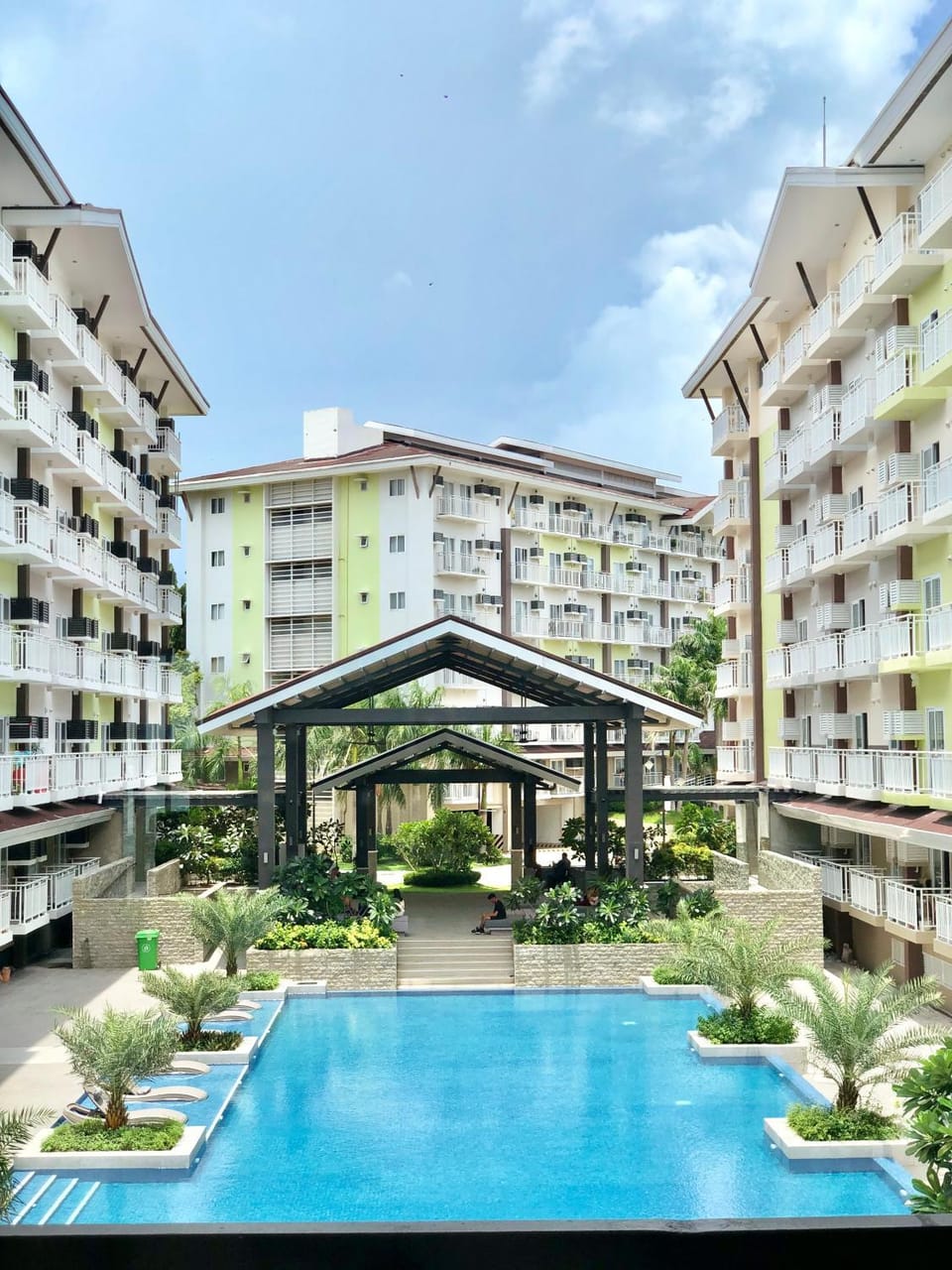 Property building, Day, Pool view, Swimming pool, sunbed