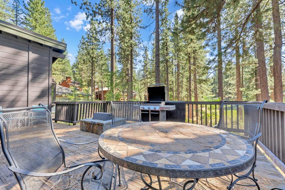 Northstar Retreat by Golf Course & Free Shuttle House in Northstar Drive