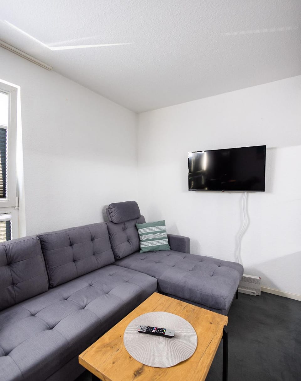 TV and multimedia, Living room, Seating area, Evening entertainment
