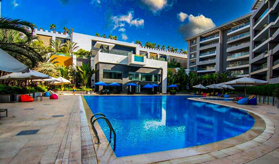 Property building, Swimming pool, sunbed