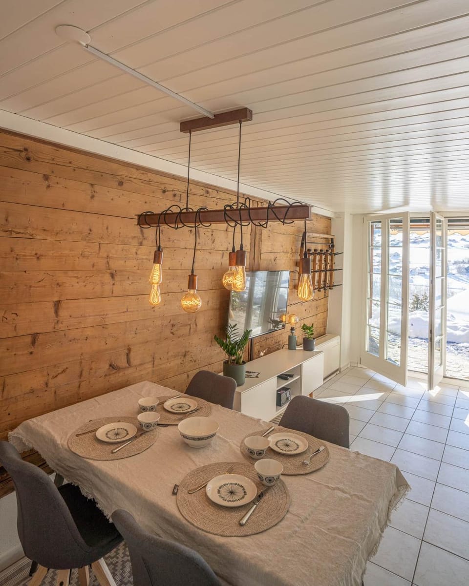 Living room, Food and drinks, Seating area, Dining area