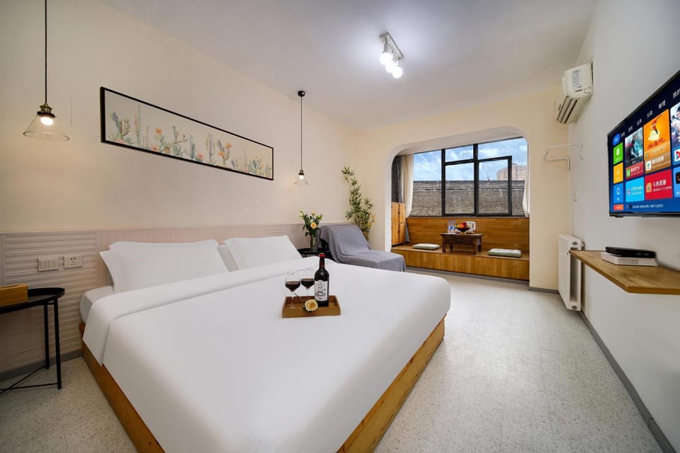 Bed, TV and multimedia, Living room, Photo of the whole room, Seating area, Evening entertainment, Bedroom