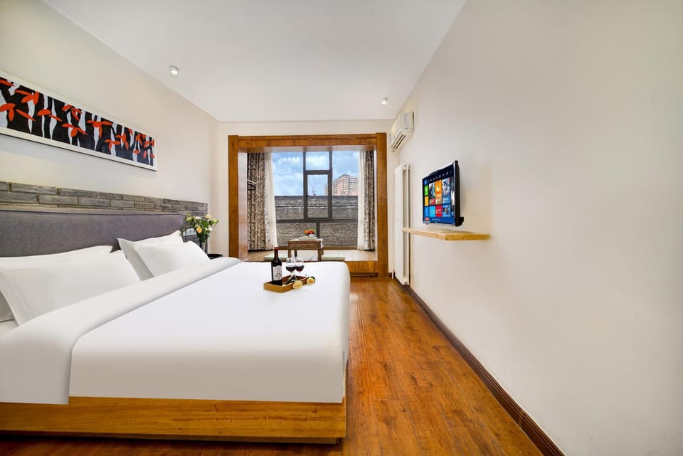 Bed, TV and multimedia, Living room, Photo of the whole room, Seating area, Bedroom