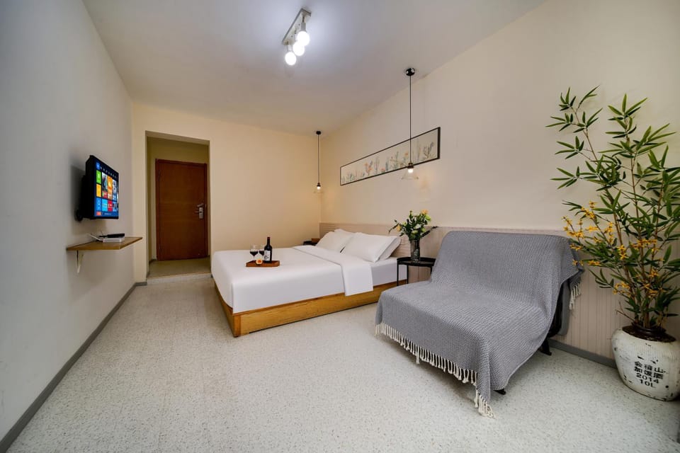 Bed, TV and multimedia, Living room, Photo of the whole room, Seating area, Bedroom, towels