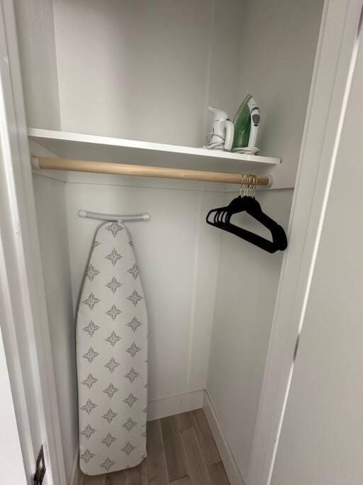 Comfy NJ 2BR Close to Airport, Dream Mall & NYC Apartment in East Newark