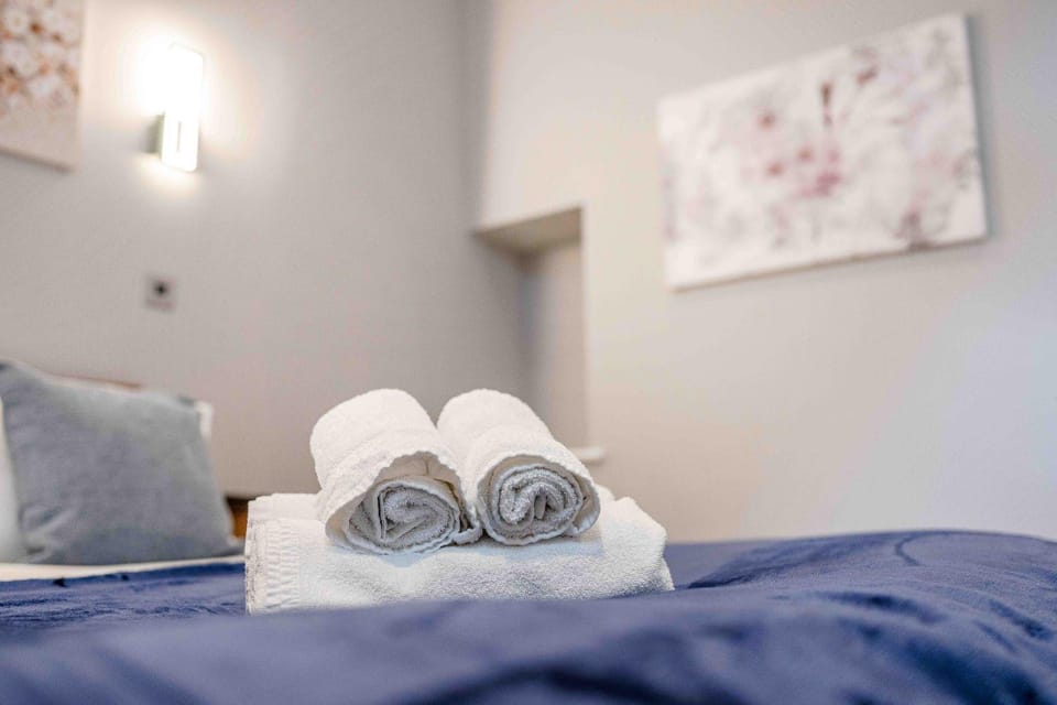 Bed, Photo of the whole room, Bedroom, towels