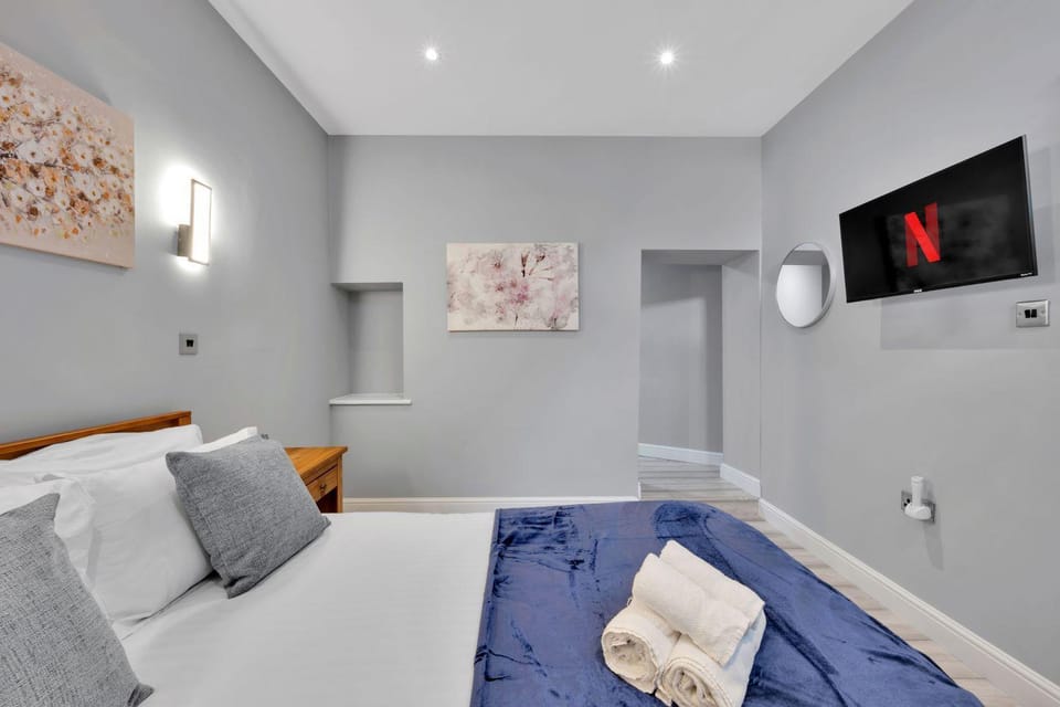 Bed, TV and multimedia, Photo of the whole room, Seating area, Bedroom, towels