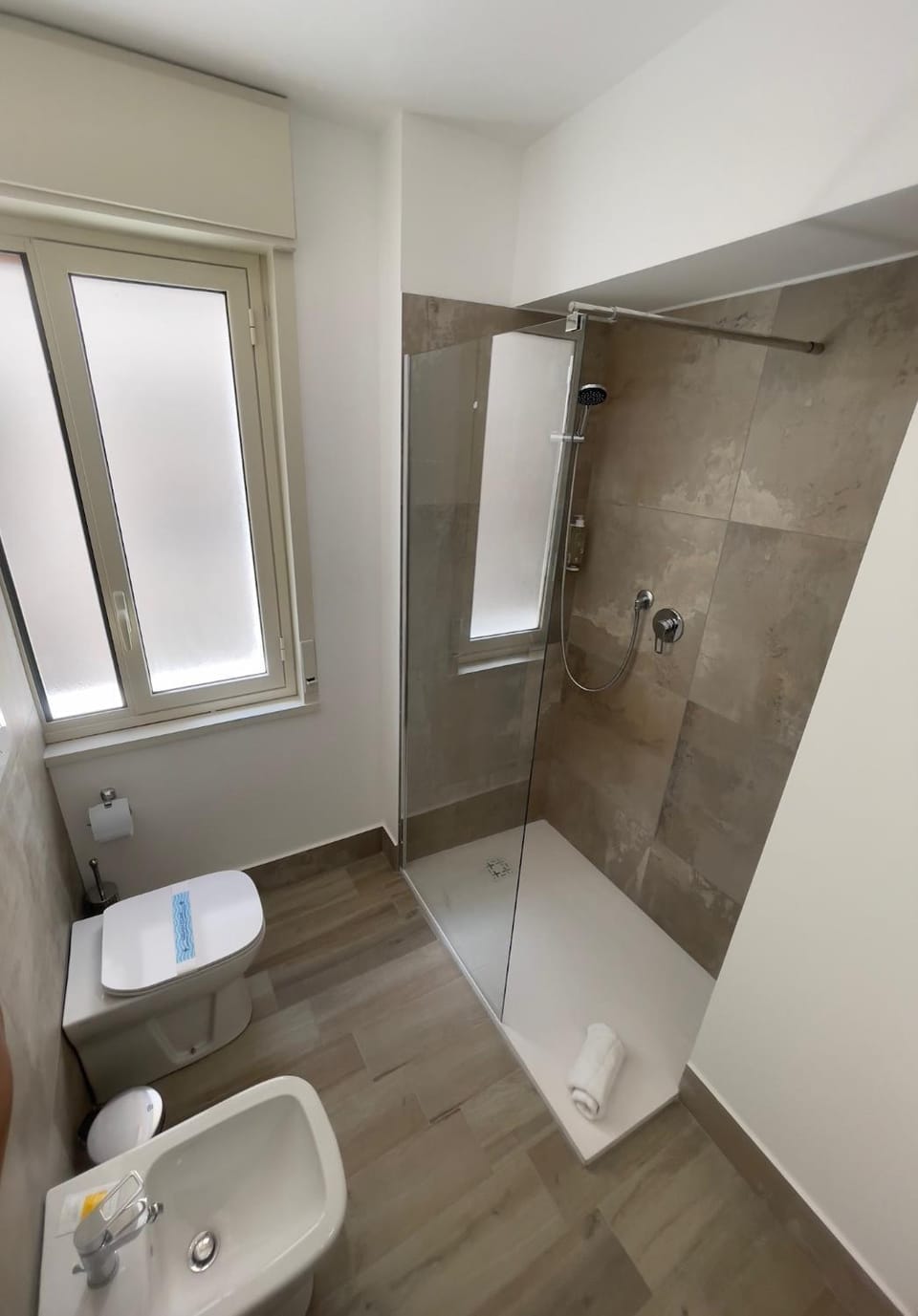 Shower, Toilet