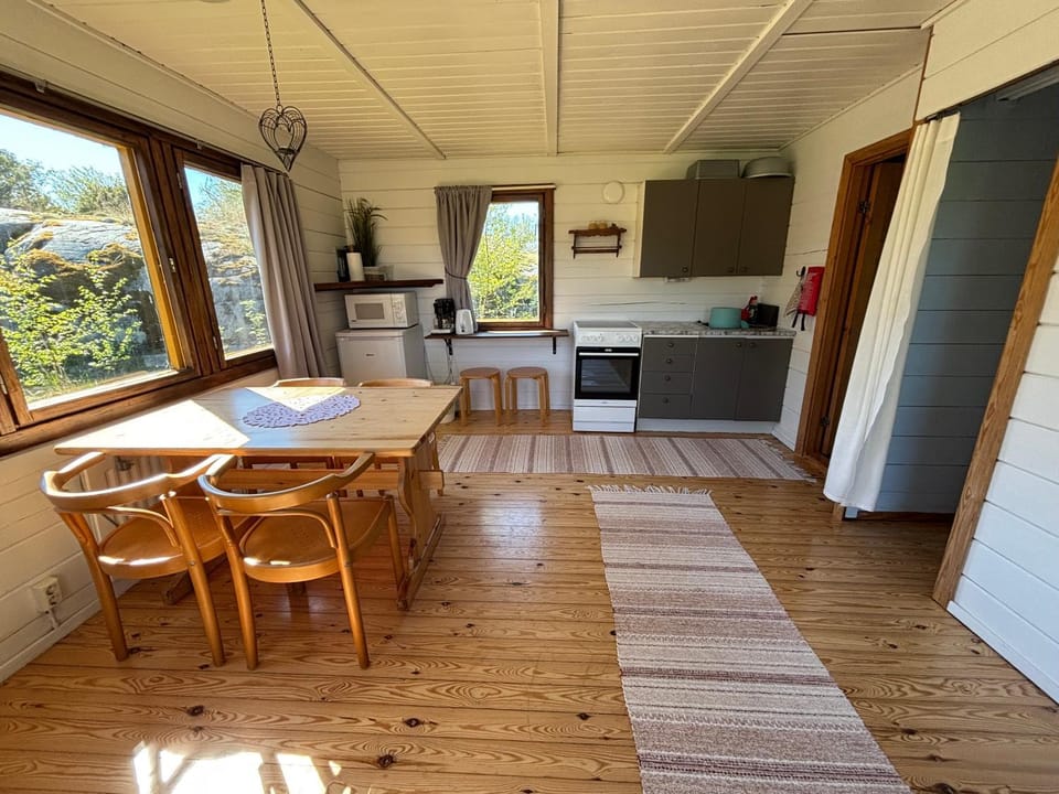 Property building, Dining area, kitchen