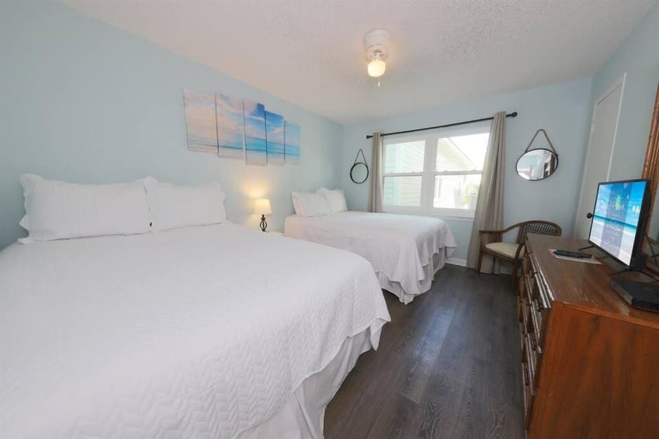 Cute 2 Bedroom Condo at Beachcomber with Beach Access 100 feet Across Street Apartment in Gulf Shores