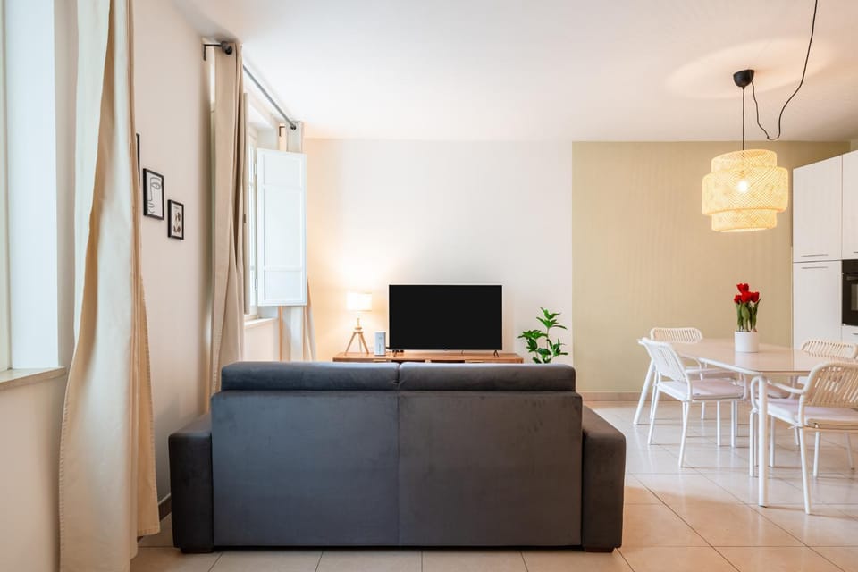 Communal lounge/ TV room, TV and multimedia, Living room, Seating area, Dining area, Evening entertainment