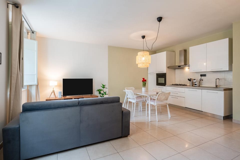TV and multimedia, Kitchen or kitchenette, Seating area, Dining area, oven, stove