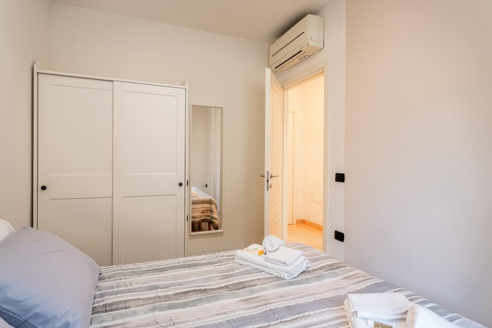 Bed, Photo of the whole room, Bedroom, wardrobe, air conditioner
