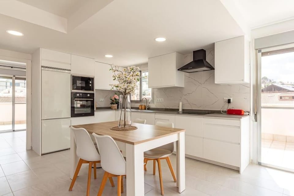 Kitchen or kitchenette, Dining area, dishwasher, microwave, oven, stove