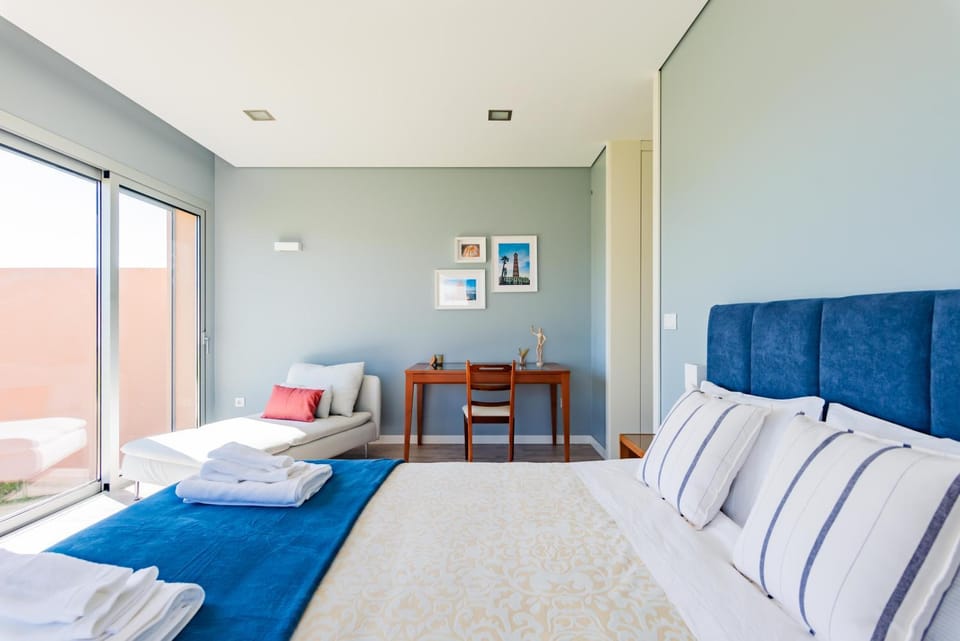 Bed, Photo of the whole room, Seating area, Bedroom, towels