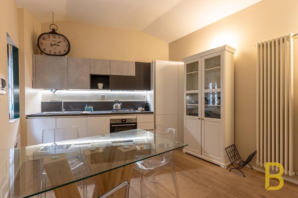 Coffee/tea facilities, Kitchen or kitchenette, Dining area, heating, oven, stove