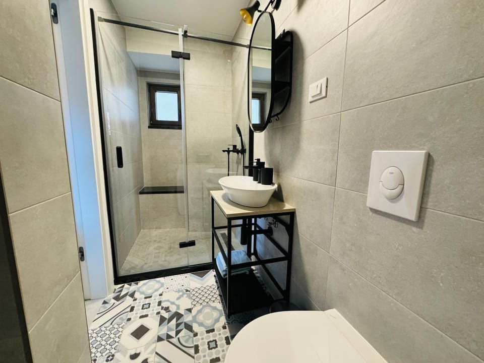 Shower, Toilet, Bathroom, towels