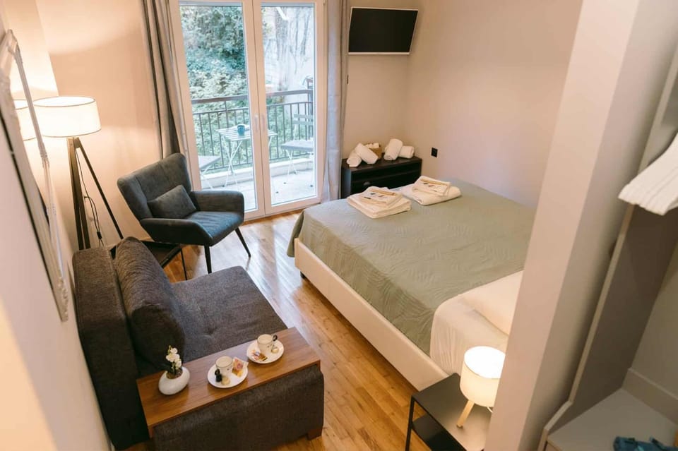 TV and multimedia, Living room, Seating area, Bedroom
