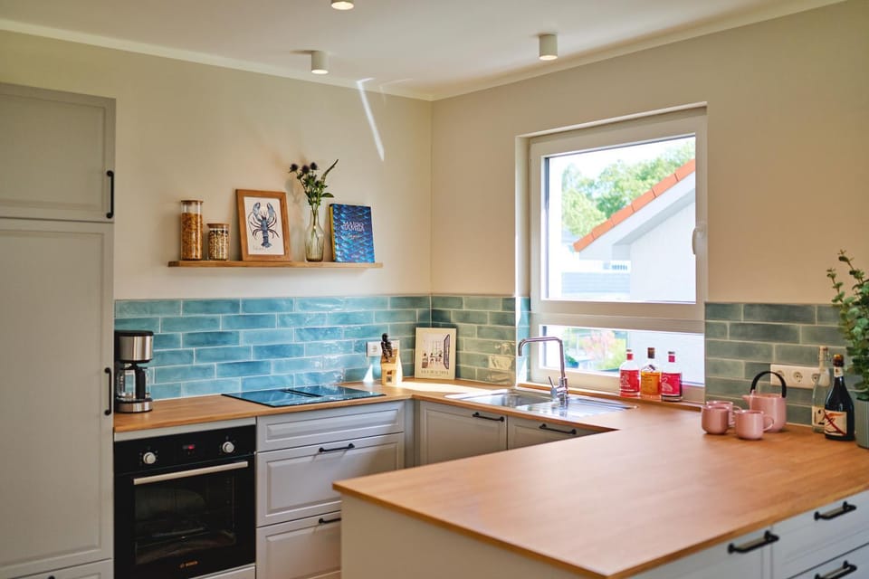 Kitchen or kitchenette, dishwasher, stove