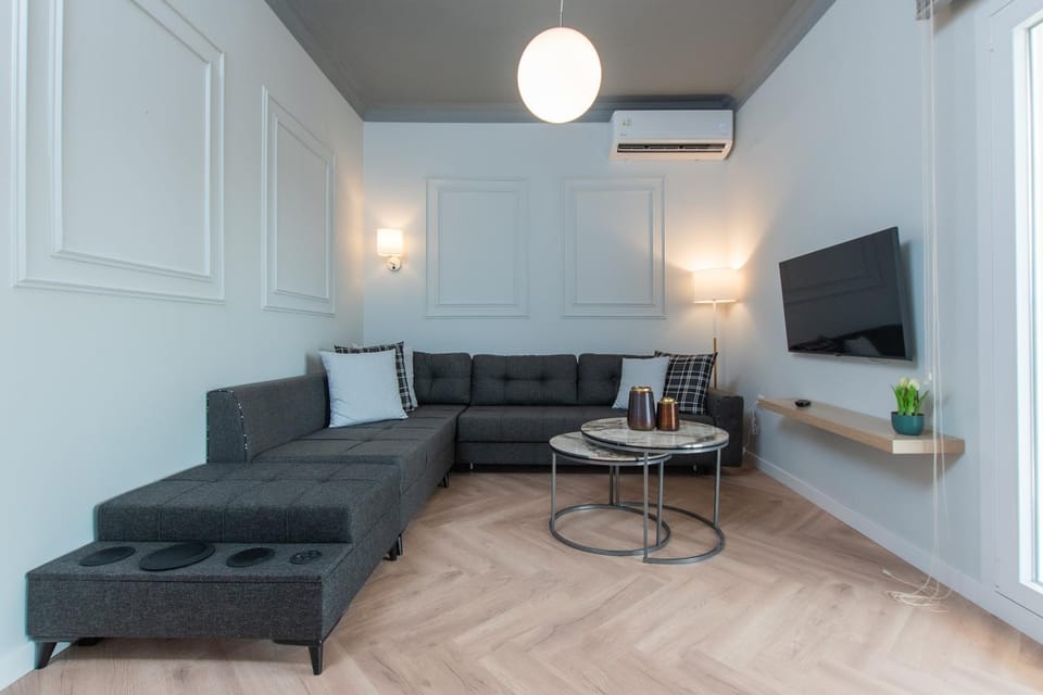 TV and multimedia, Living room, Seating area, air conditioner