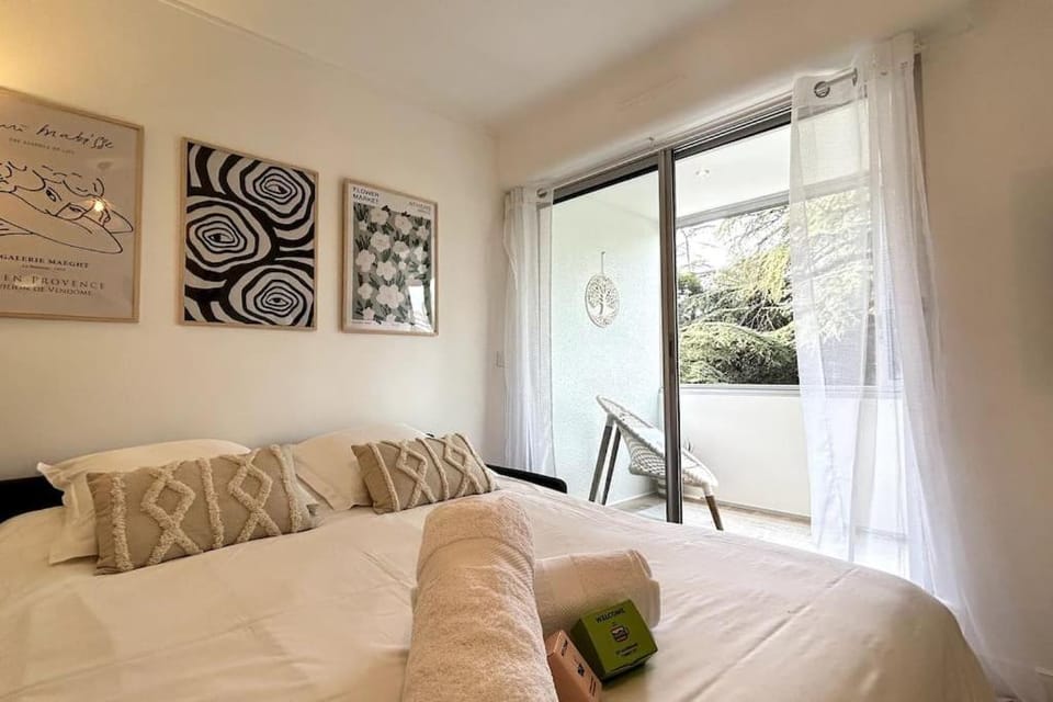 Patio, Bed, Garden view