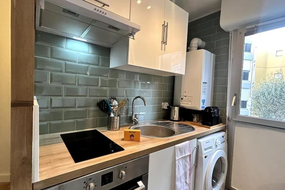 Kitchen or kitchenette, stove, toaster, washing machine