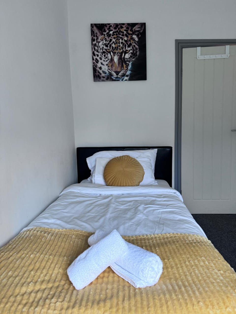 Bed, Bedroom, towels