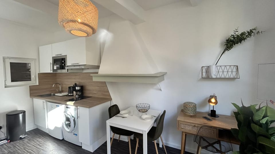 Coffee/tea facilities, Kitchen or kitchenette, Dining area, stove