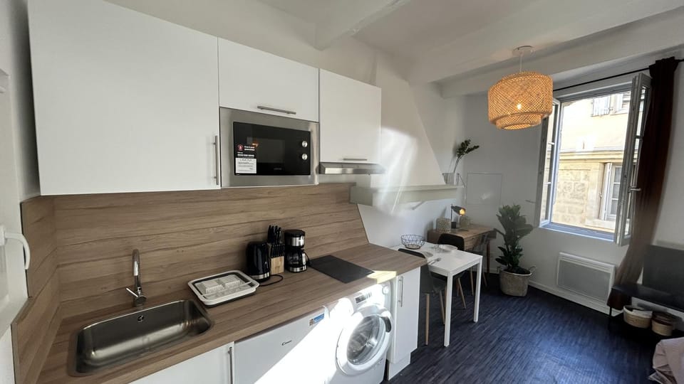 Kitchen or kitchenette, stove, washing machine