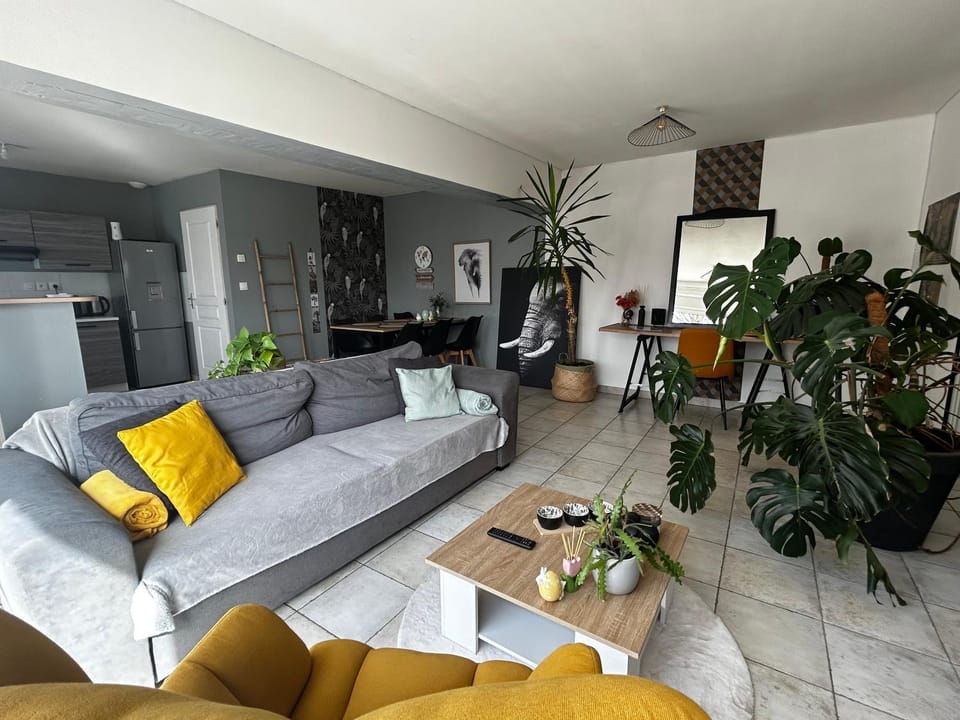 Living room, Seating area, Dining area