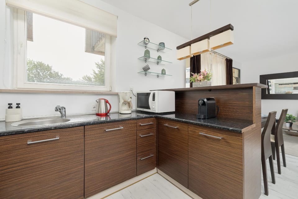 Coffee/tea facilities, Kitchen or kitchenette, dishwasher, stove, toaster