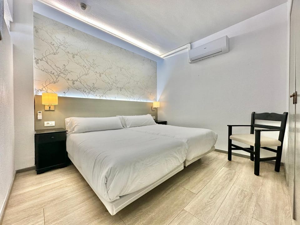 Bed, Photo of the whole room, Bedroom, air conditioner
