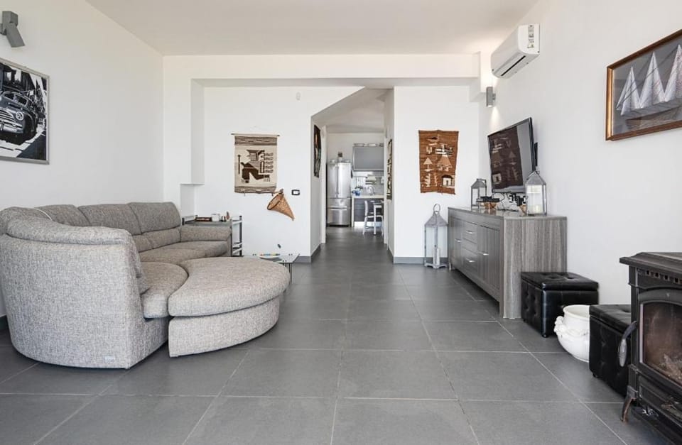 Communal lounge/ TV room, TV and multimedia, Living room, Seating area, Evening entertainment, air conditioner