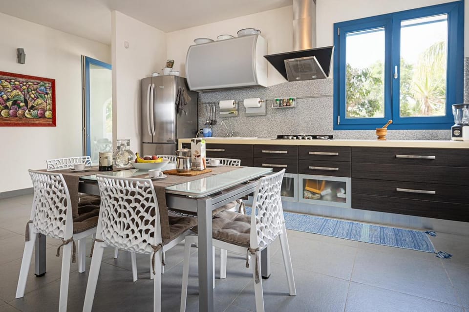 Kitchen or kitchenette, Dining area, oven, stove