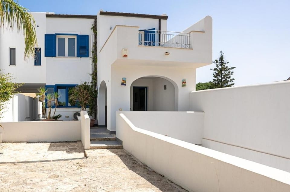 Property building, Patio, Balcony/Terrace