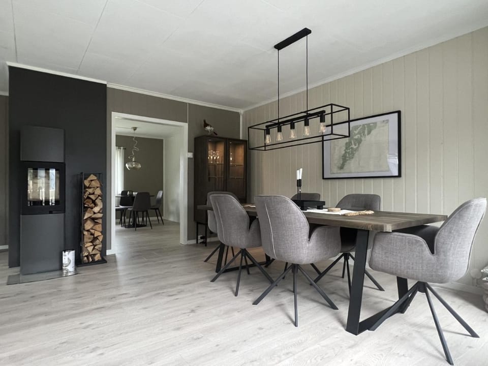 Living room, Seating area, Dining area, fireplace