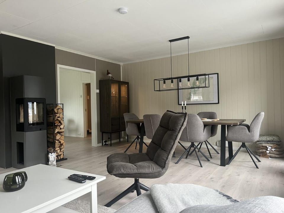 Living room, Seating area, Dining area, fireplace