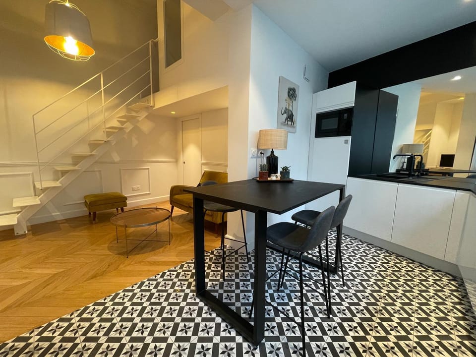 Kitchen or kitchenette, Dining area