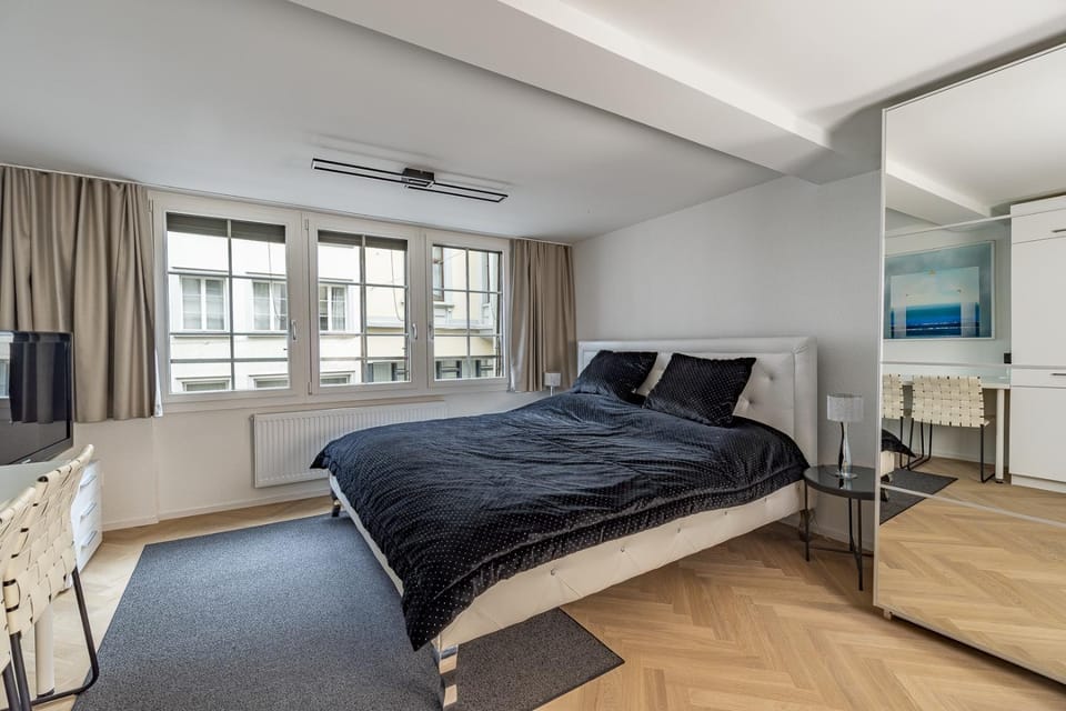 Bed, TV and multimedia, Photo of the whole room, Bedroom