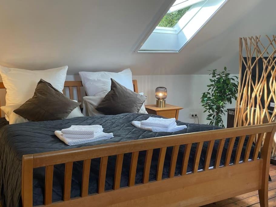 Bed, Bedroom, towels