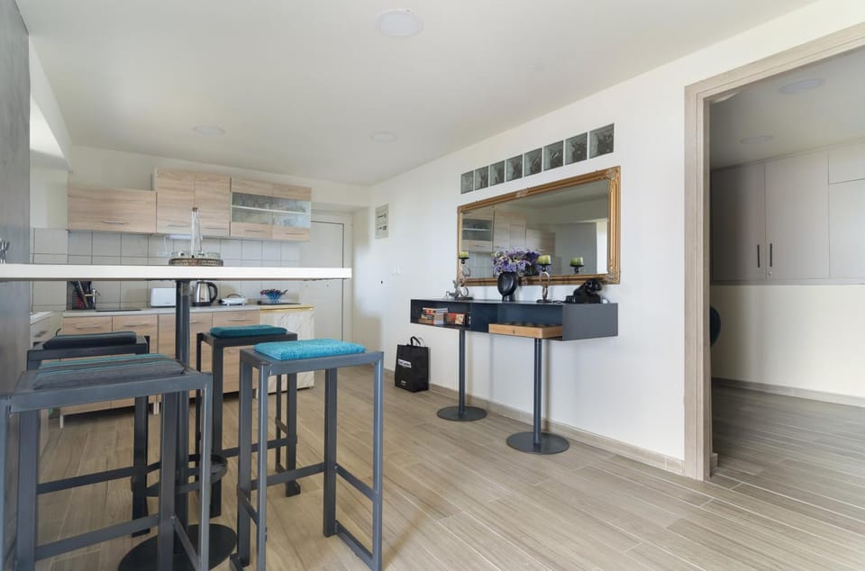 Kitchen or kitchenette, Living room