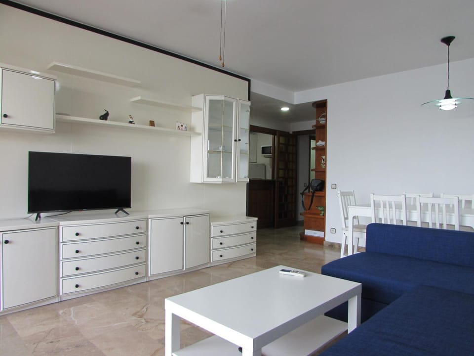 TV and multimedia, Living room, Seating area, Dining area