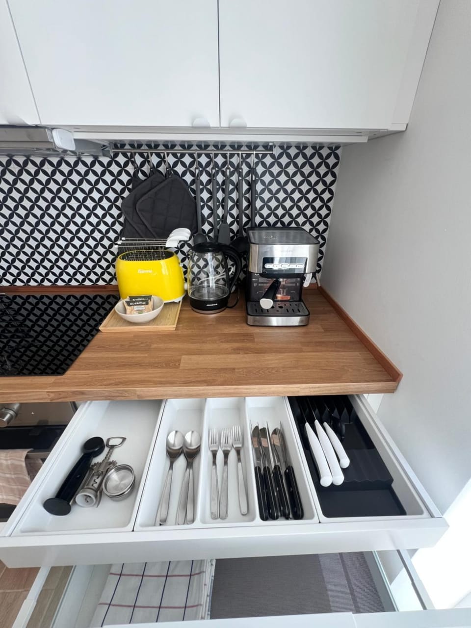 Coffee/tea facilities, Kitchen or kitchenette, stove, toaster