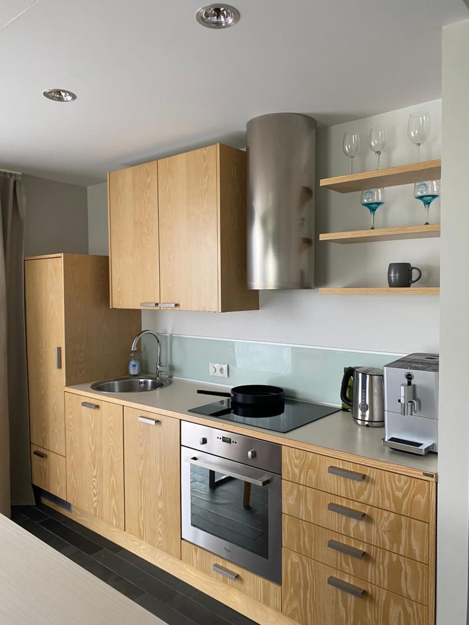 Coffee/tea facilities, Kitchen or kitchenette, dishwasher, stove