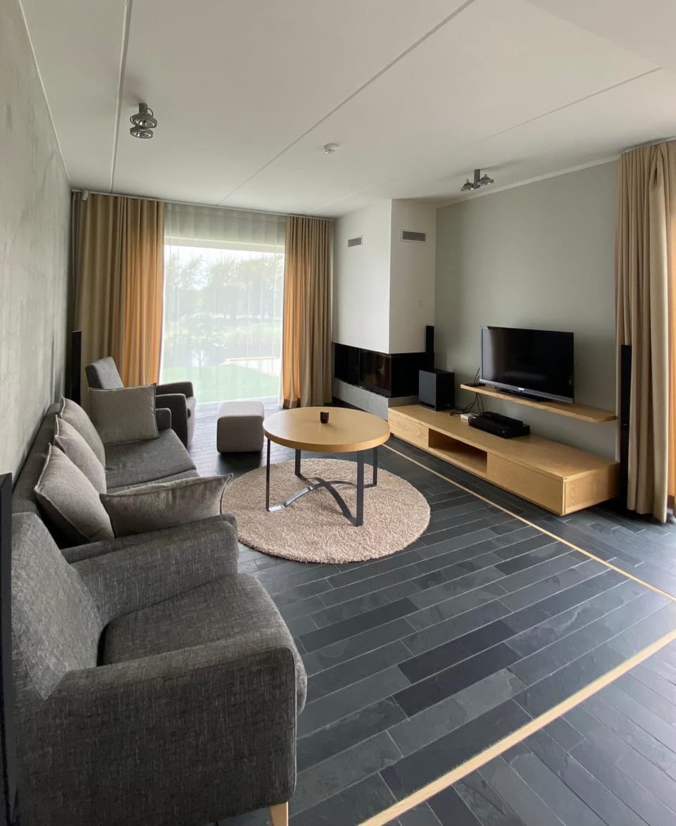 Communal lounge/ TV room, TV and multimedia, Living room, Seating area, Evening entertainment