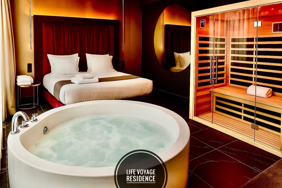 Bed, Hot Tub, Sauna